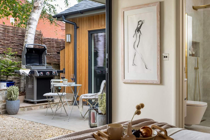 Anouk, holiday let in Ludlow. The idyllic, leafy courtyard.